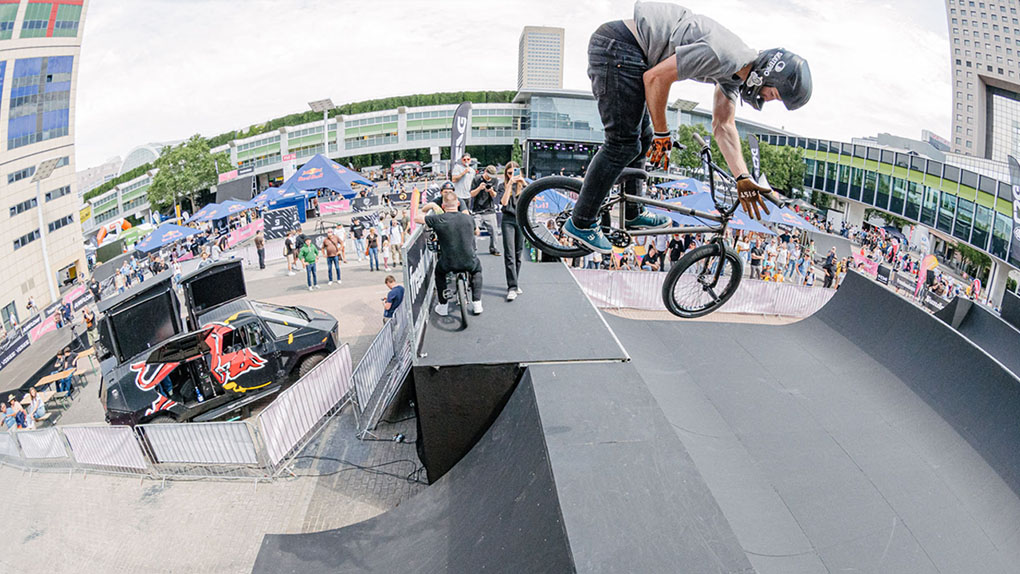 Banger im Minutentakt, Action bis zum Abwinken! Auf dem diesjährigen EUROBIKE SKYLINE BMX Contest in Frankfurt ging es wieder heftigst zur Sache!