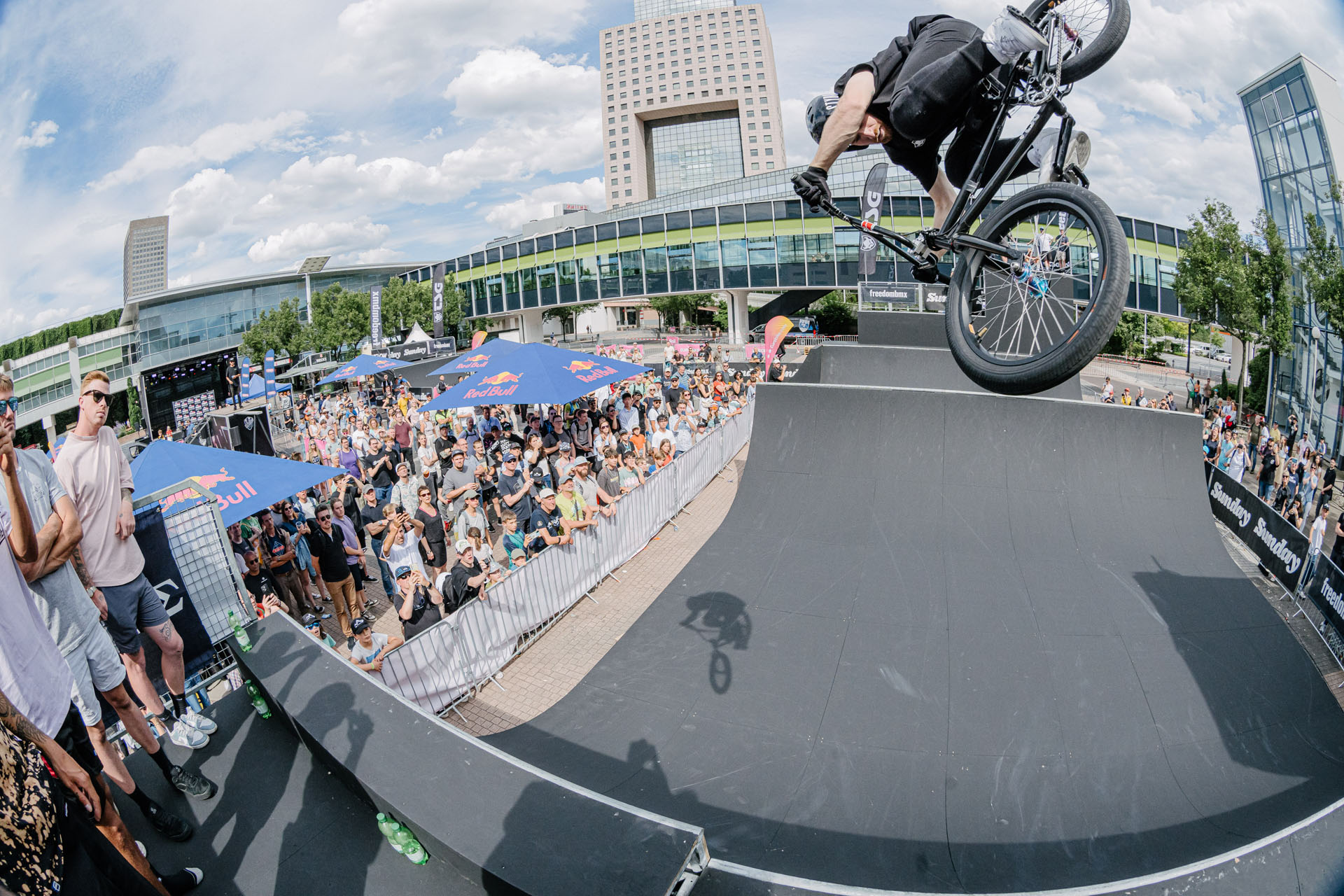 Das hier ist kein normaler Air von Declan Brooks, sondern ein 540 (!), auf den im Übrigen direkt ein riesiger 360 Tuck Nohander über die Spine folgte. Der Olympiadritte aus Tokio behält einfach in jeder Situation den Flow!