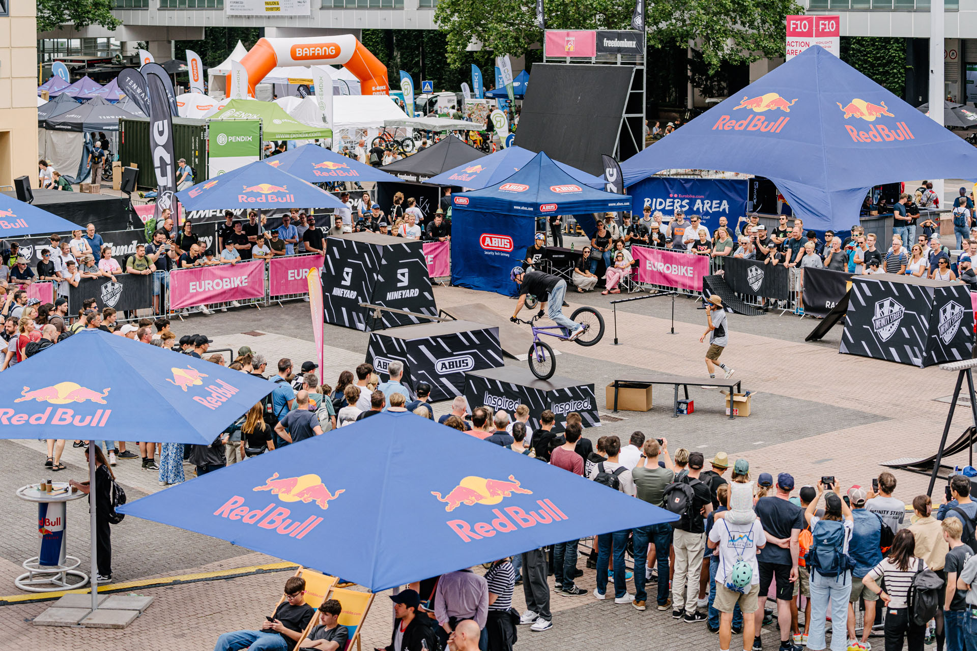 Im Zwischenraum unseres U-förmigen Parcour fand in den Contestpausen die Infinity Street Show mit Gabriel Wibmer und Konsorten statt