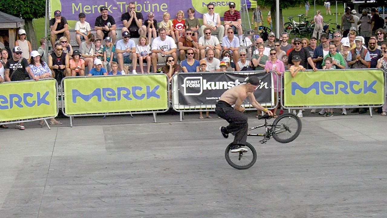 Hier entlang für das Flaltand-Elite-Finale auf der BMX Freestyle DM 2024 im Bikepark Darmstadt mit Chris Böhm, Dustyn Alt, Dan Hennig & David Hoffmann.