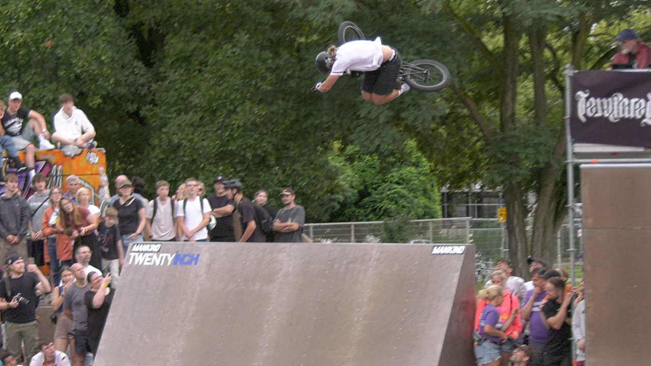 Was für ein Geballer! Hier entlang für die besten Läufe aus dem BMX Park Elite Men Finale auf der BMX Freestyle DM 2024 im Bikepark Darmstadt.