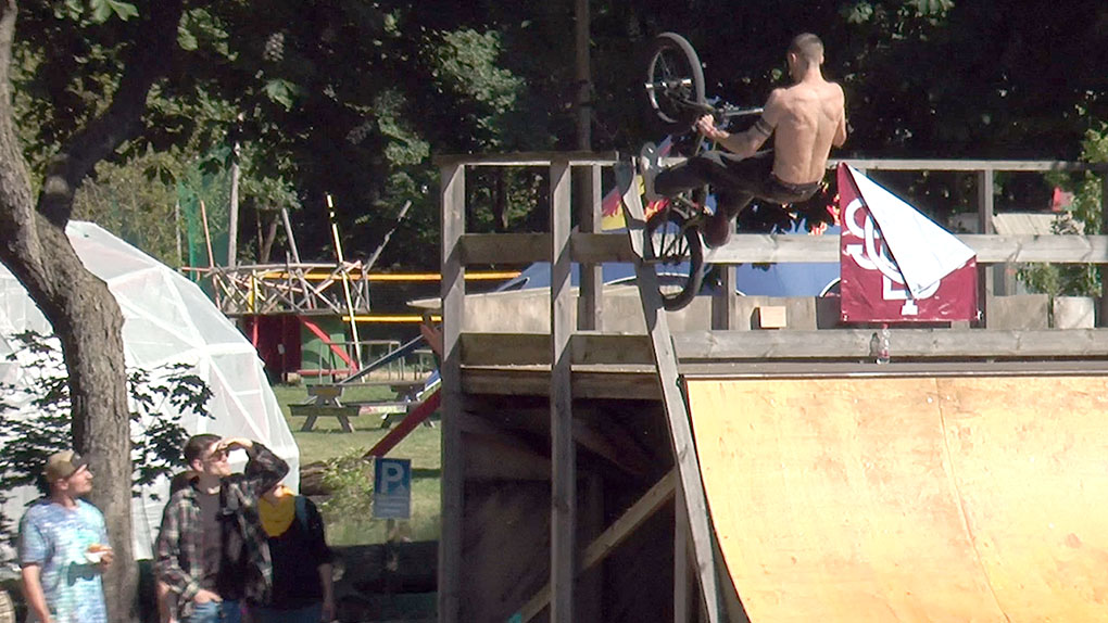 Finaltag beim Highway to Hill 2024 im Mellowpark Berlin! Mal gucken, was die Streetatzen (Am und Pro) so zum Besten gegeben haben.