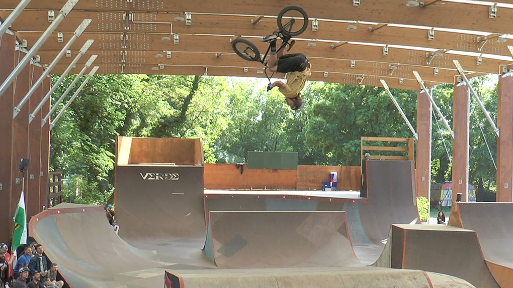 Hier entlang für 41 Minuten Raw Footage von den Park- und Minirampevorläufen sowie dem Dirtfinale auf dem Highway to Hill 2024 im Mellowpark Berlin.