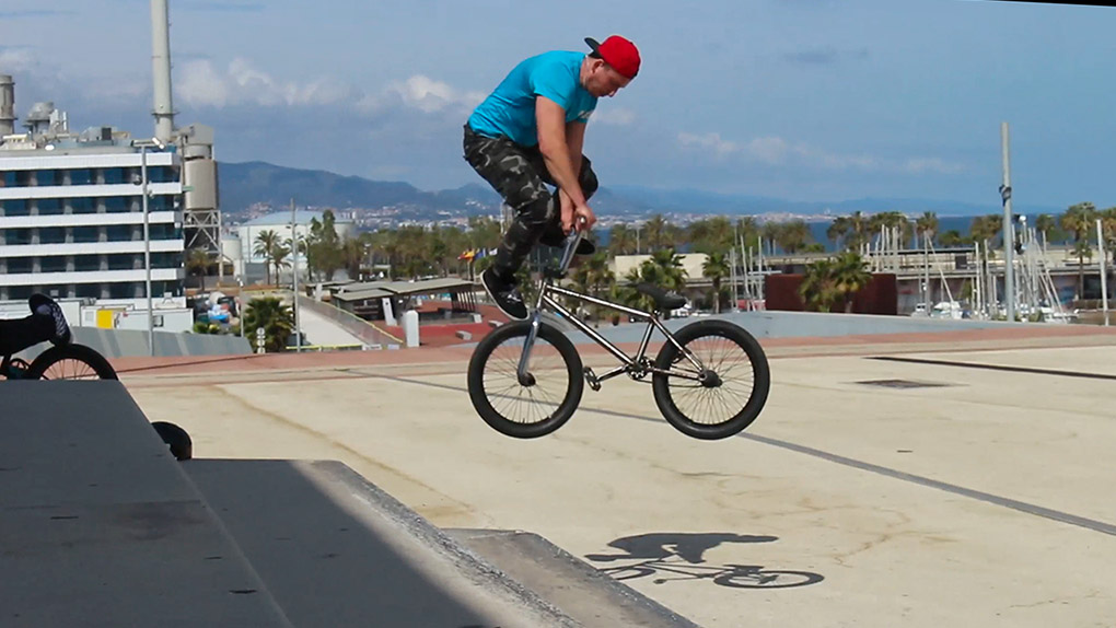 Schenkt euch ein paar Minuten good vibes von und mit Ferdi Bensch, Louis Osterhoff, Tom Fischer, Eugen Kudinov und Niklas Schill in Barcelona.