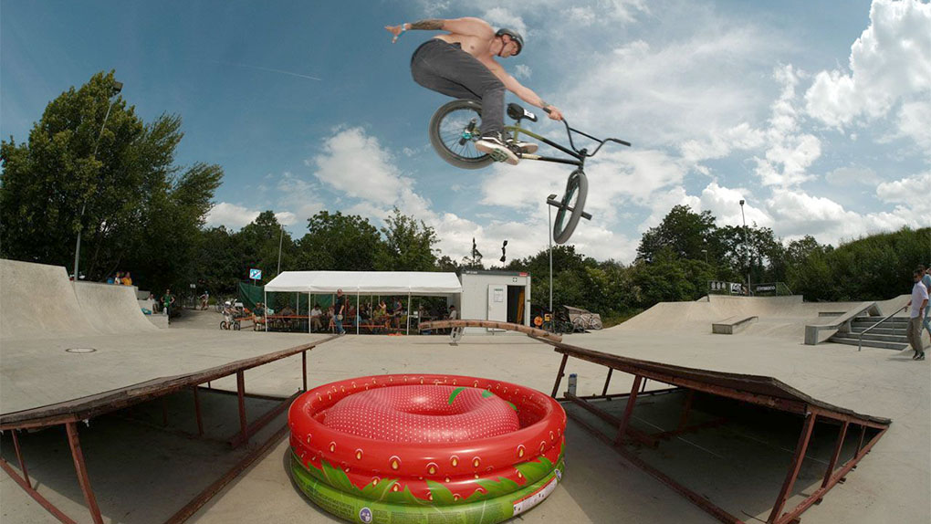Keeping it real, Bavarian style! Hier entlang für unser Video vom dreitägigen Strawberry BMX Jam 2024 im Skatepark Lohhof.
