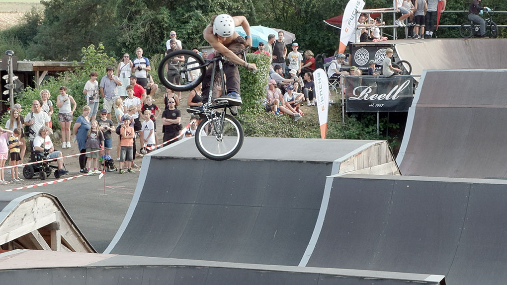 Bevor es in der Eliteklasse rundging, war beim Woodstone-Festival 2024 in Skatepark Wendelstein zunächst der BMX-Park-Nachwuchs an der Reihe.
