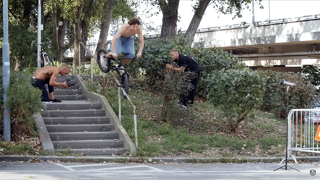 Boyd Hilder, Joe Jarvis, Bruno Hoffmann und Joshua Hareter von Federal Bikes haben sich die vielen leckeren Handrails in Wien vorgeknöpft.
