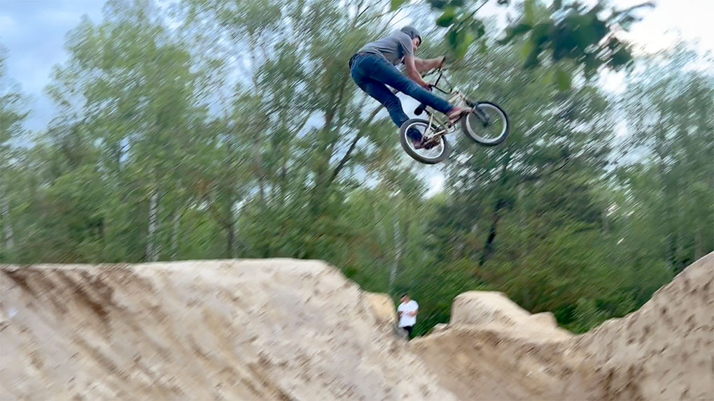 Trails are shouting! Mika Staak hat uns sein neues Video ABNATTERN24 zukommen lassen, mit dem er auf seine Roadtrips nach Wien und England zurückblickt.