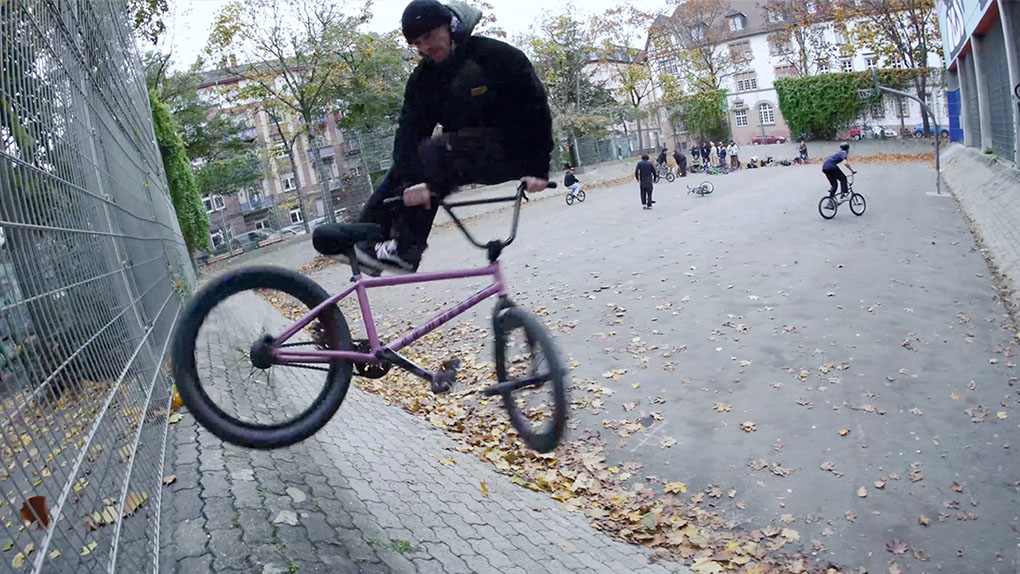 Hat die GTG Crew doch tatsächlich an Halloween in Mannheim eine Gegenveranstaltung zu den freedombmx Awards geschmissen.