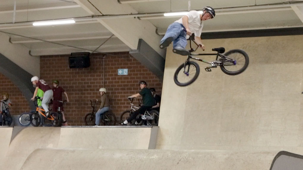 Klarer Fall von übertalentiert: Julius Knapp hat gerade einmal eine Stunde gebraucht, um die Skatehalle Oldenburg komplett abzureißen.