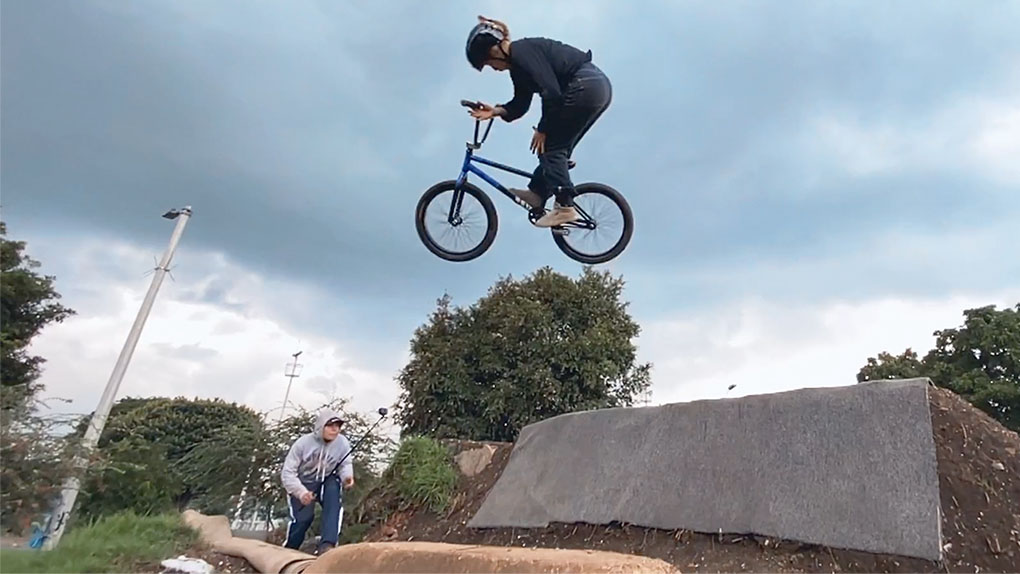 Die Kolumbianerin Katherine Rios hat sich für "Blue Days" einige amtliche Dirtjumps in Bogotá vorgeknöpft. Hier geht