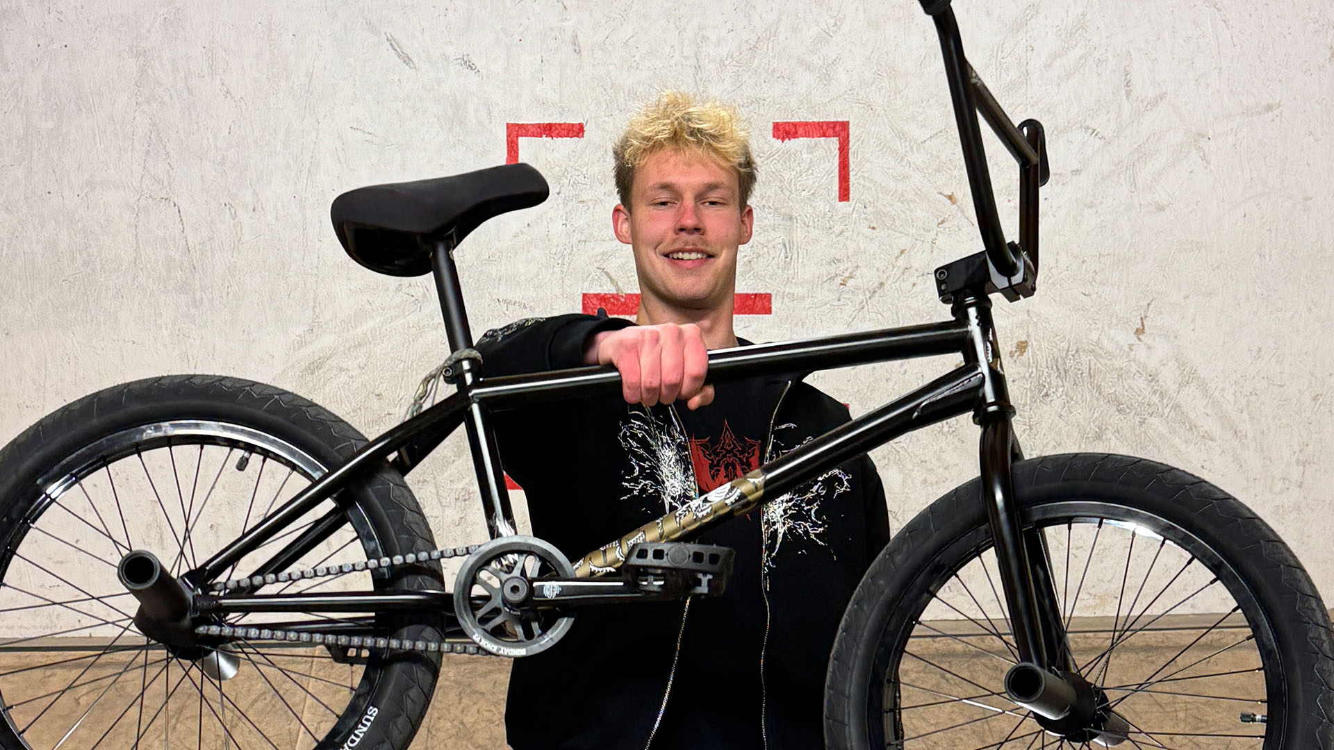 Timon Westermann ist ab sofort über SIBMX für Sunday Bikes und Odyssey BMX unterwegs. Anstatt Blumen gibt es diesen Bikecheck.