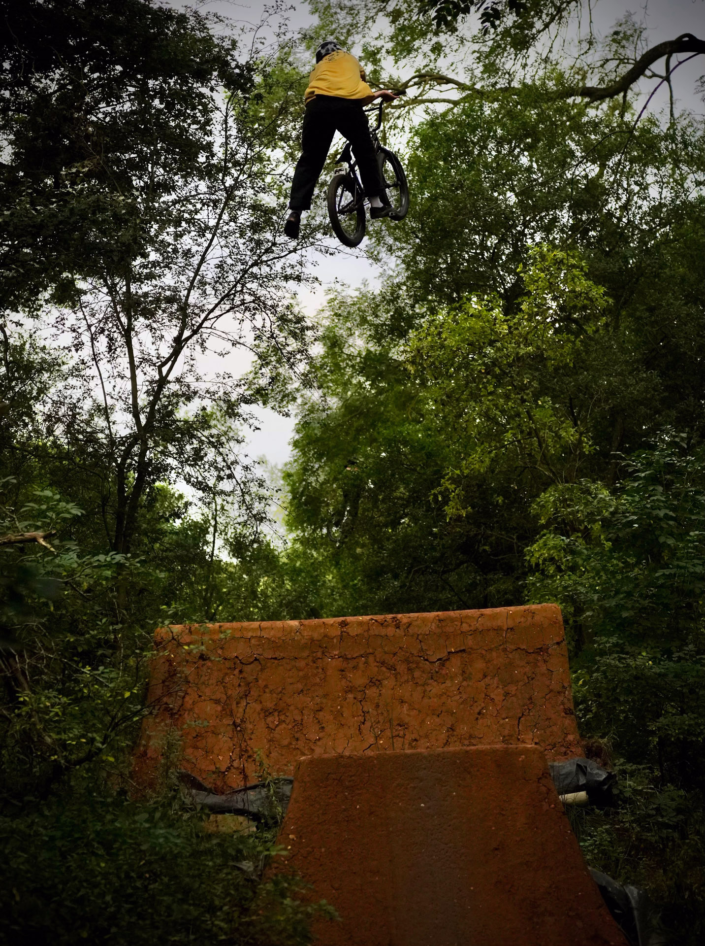 One-Footed X-Up von Alessandro über Respektsprung in England. Man darf sich Trailsfahrer nennen, wenn man hier schonmal rüber ist