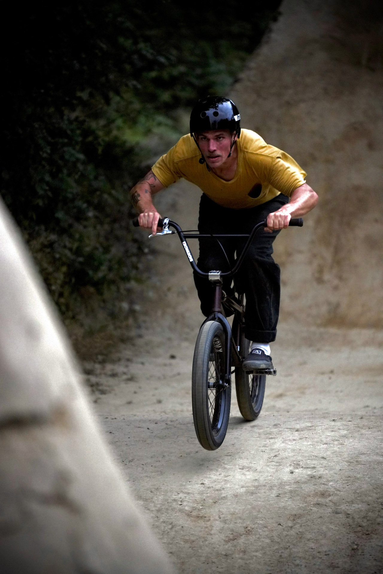 Welle pushen, am Lenker reißen, mit dem Vorderrad eintauchen – so zumindest der Plan