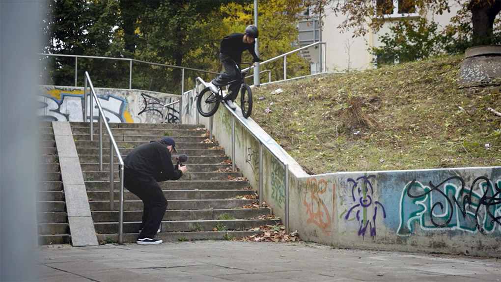 Jan Bisanz braucht keine Pegs, um ordentlich Party zu machen. Hier ist sein lang ersehnter Welcome-Edit für den kunstform BMX Shop.