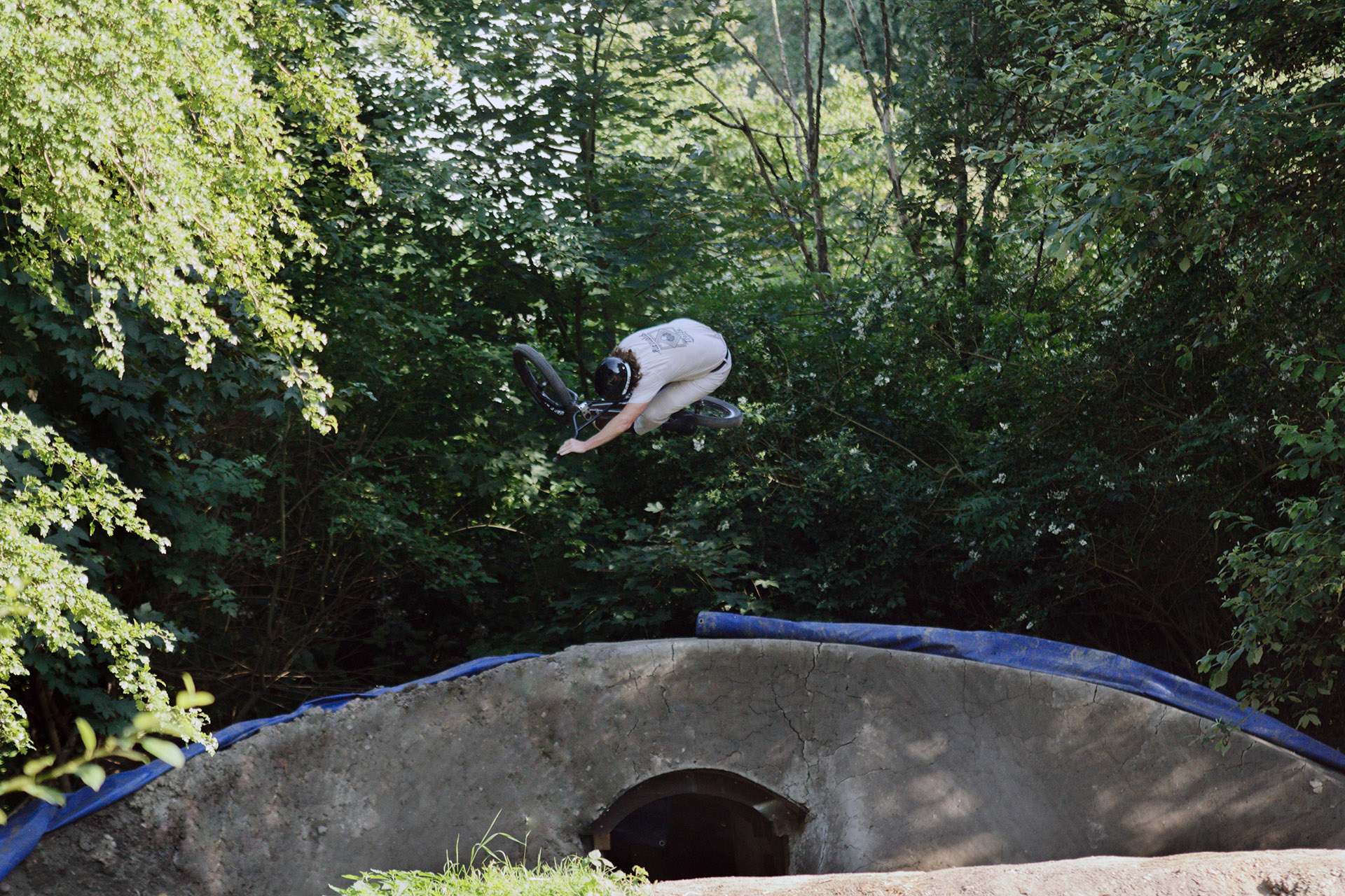 Frisch gebaut in der vergangenen Saison an den Flachandtrails in Kiel: der Velodrome. Kann auch für Airs und Tabletops genutzt werden, wie Alessandro hier demonstriert; Foto: Piet