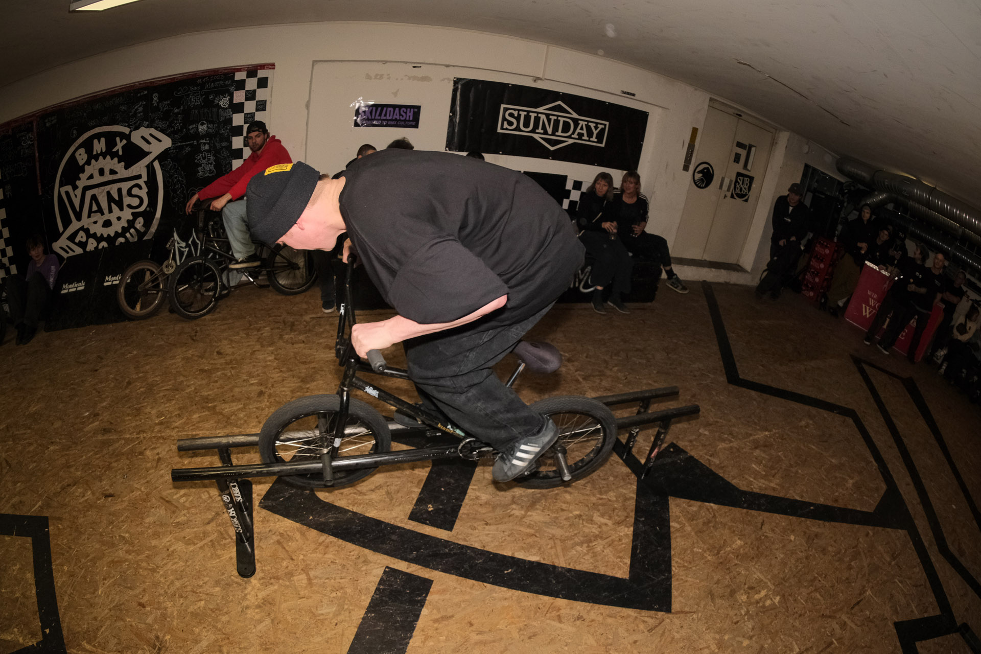 Um zu checken, was Florian Först hier genau veranstaltet (nein, es ist nicht einfach nur ein Back Crook), empfehlen wir unser Video von der kunstform Stock Session zu gucken (siehe weiter unten)