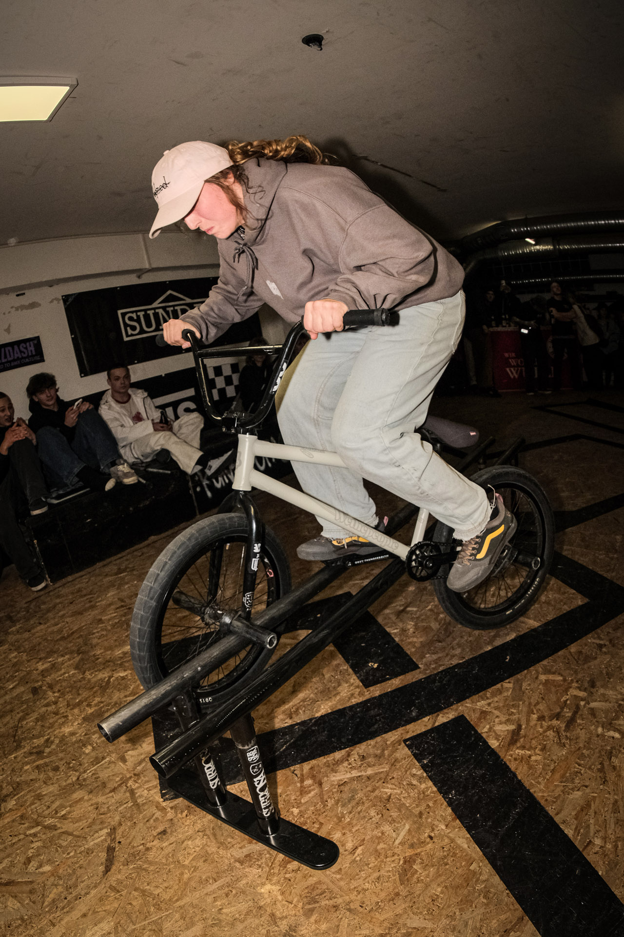 Halb Crank, halb Crook von Linda; Fotos: Saki Parlapanis