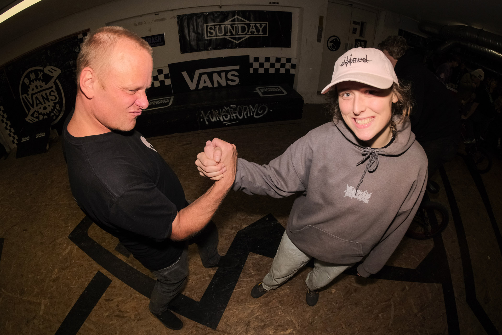 The Medialist oder Linda Grabner? Nur eine der beiden Personen auf diesem Foto kommt der Anweisung des Fotografen nach