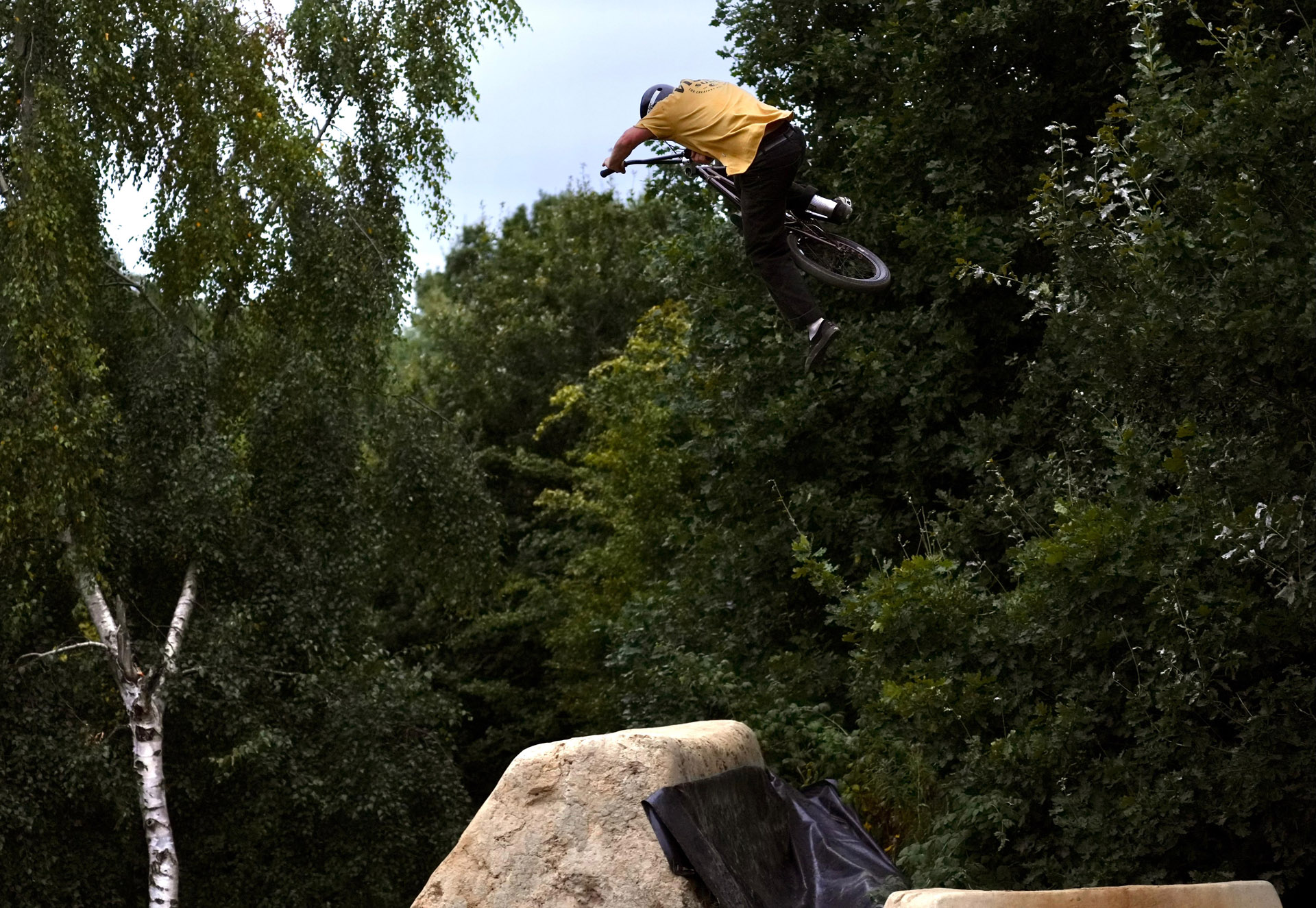 One-Footed Table von Alessandro ion Woodyard. Zu diesem Zeitpunkt hat es leicht geregnet und war kurz davor dunkel zu werden; Foto: Jost Meyke