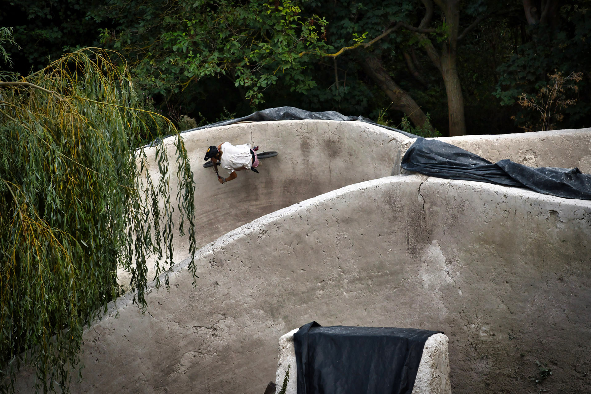 In England gibt es nicht nur große Sprünge, sondern auch große Kurven. Hier fährt Jam Lemke durch eine der schnelleren an den Woodyard Trails; Foto: Jost Meyke
