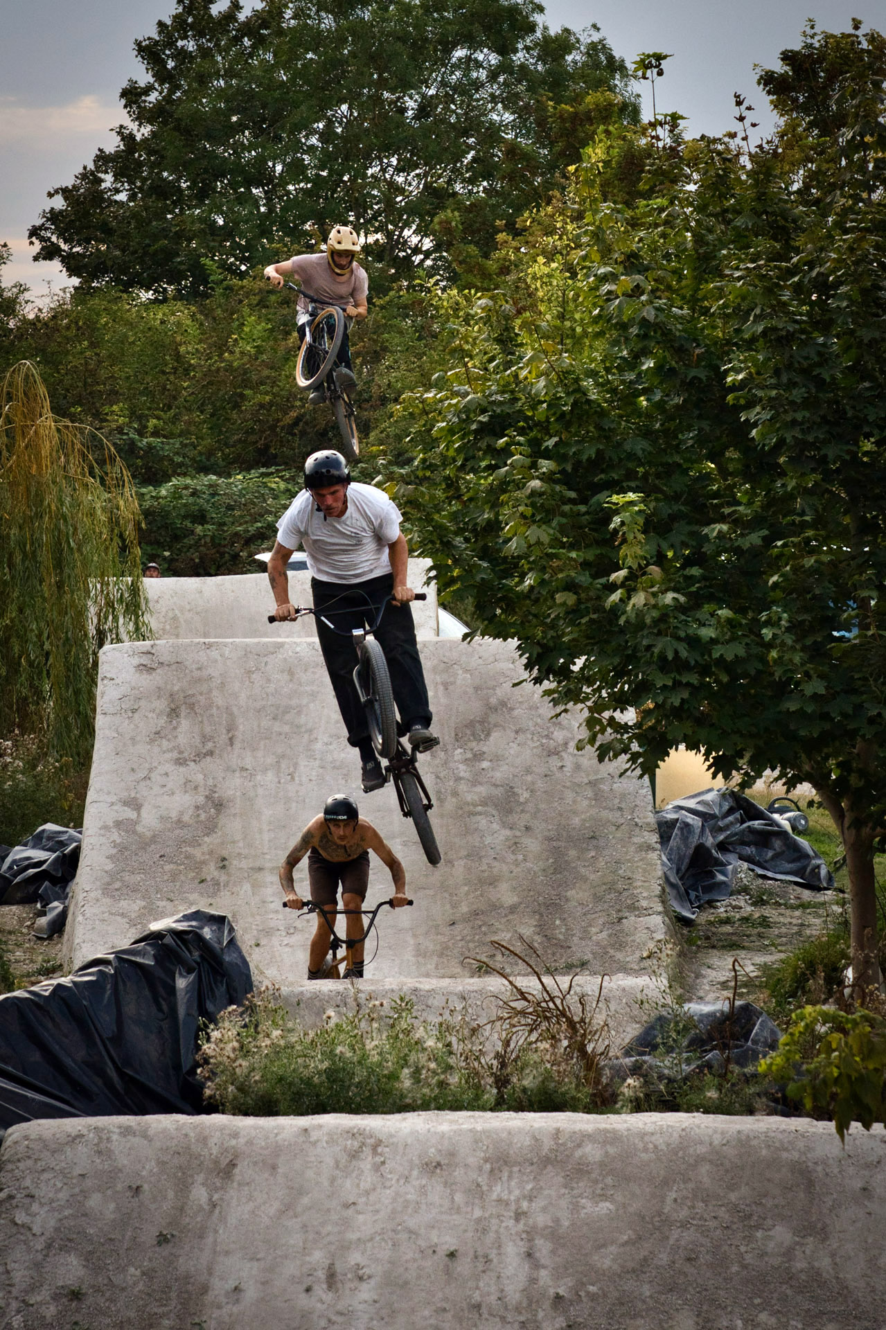 Warmfahren im Train an den Woodyard Trails mit Alessandro, Jost und Philipp "Müsli" Hanneck; Da Jost mit auf dem Foto ist, wird es wohl sein Bruder Erik geschossen haben