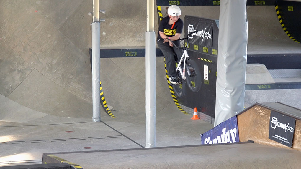 Indy Krämer und Sarah Krey lieferten sich auf dem Springbreak BMX Park Contest in der Wicked Woods Wuppertal einen harten Battle um Platz 1.