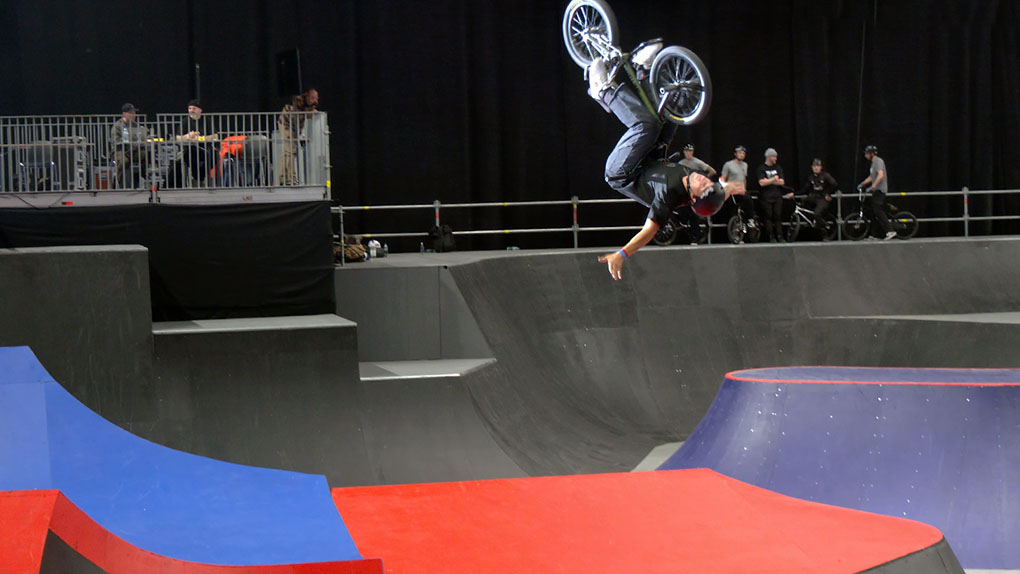 Die Simple Session feiert am kommenden Wochenende ihr 25-jähriges Jubiläum. Hier sind die Highlights vom 1. BMX Practice zum Warmfreuen.