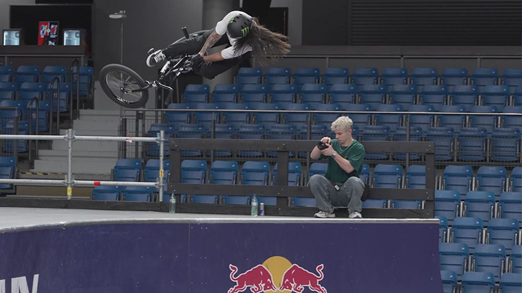 Check out Perris Benegas, Lara Lessmann, Linda Grabner and the rest of the ladies getting warmed up for Sister Session at Simple Session 25.