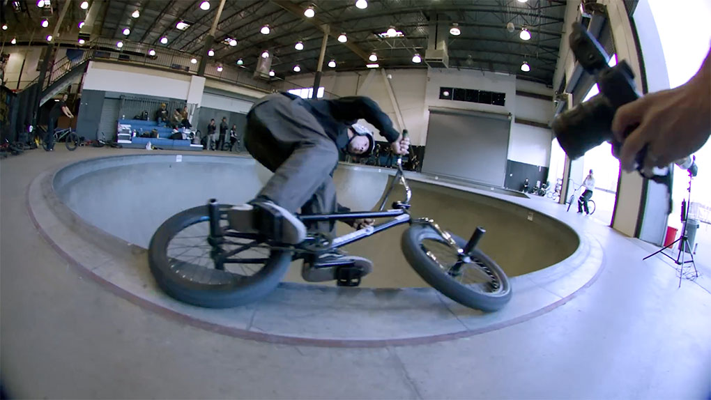 Bevor der Nachbau des legendären Combi Bowls abgerissen wurde, lud VANS ein letztes Mal zu einer BMX-Session nach Orange in Kalifornien ein.