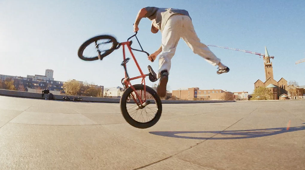 Im Rennen um den Titel "Flatlander des Jahres" bei den freedombmx Awards 2025 legt Dustyn Alt mit "Velocity" ordentlich einen vor. Brett!