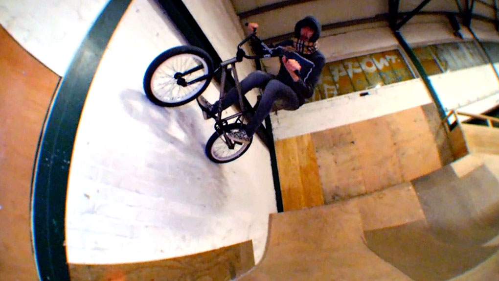 Ein Wintermärchen im Gleis D mit jeder Menge junger Recken in sehr weiten Hosen an einem saukalten Februarabend in Hannover.