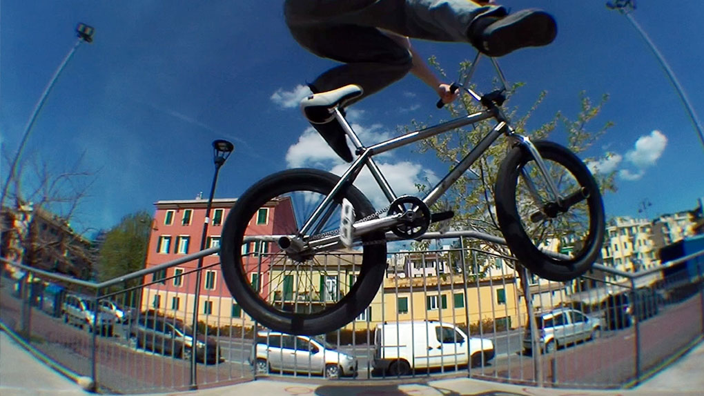 Die Stuttgart-Homies Ole Peter und Saki Parlapanis haben ihre Bikes und jede Menge Motoröl, um in Richtung Süden zu brettern.