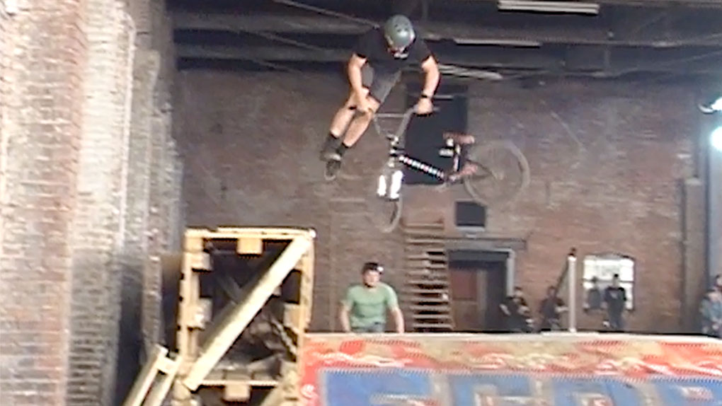 Sendung, Jonge! Hier entlang für das Video vom De Beuk Erin BMX Jam in einer verlassenen Lagerhalle in Den Bosch (Niederlande).