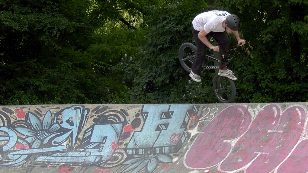 In der heutigen Folge von First Try Friday schauen wir uns an, was für heiße Manöver beim Battle at the Schüssel auf eins gemacht wurden.