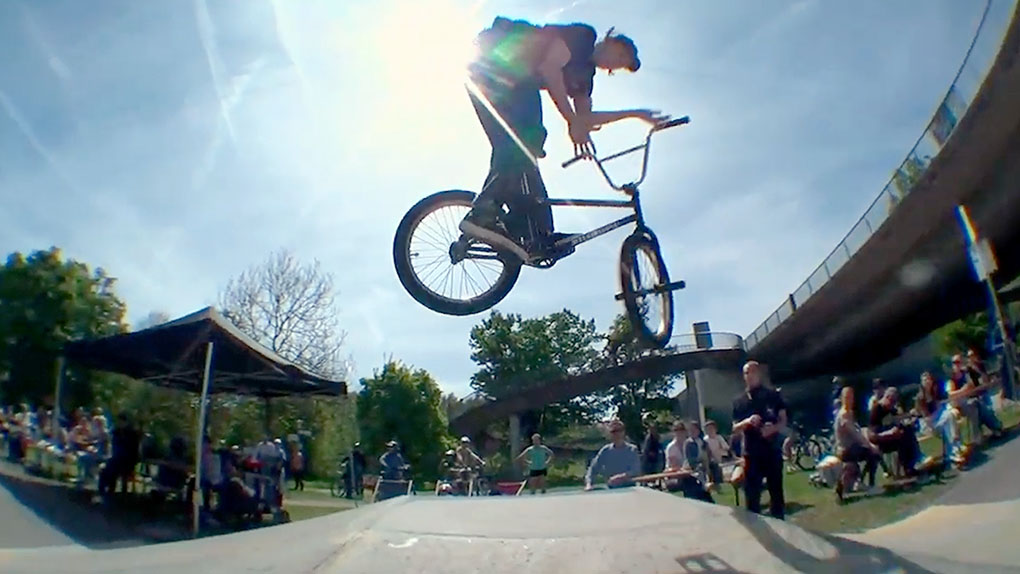 Die kunstform-Homies sind BMX-Shows auf dem Neckarwiesenfest im Skatepark Oberesslingen gefahren. Checkt hier das Video dazu.