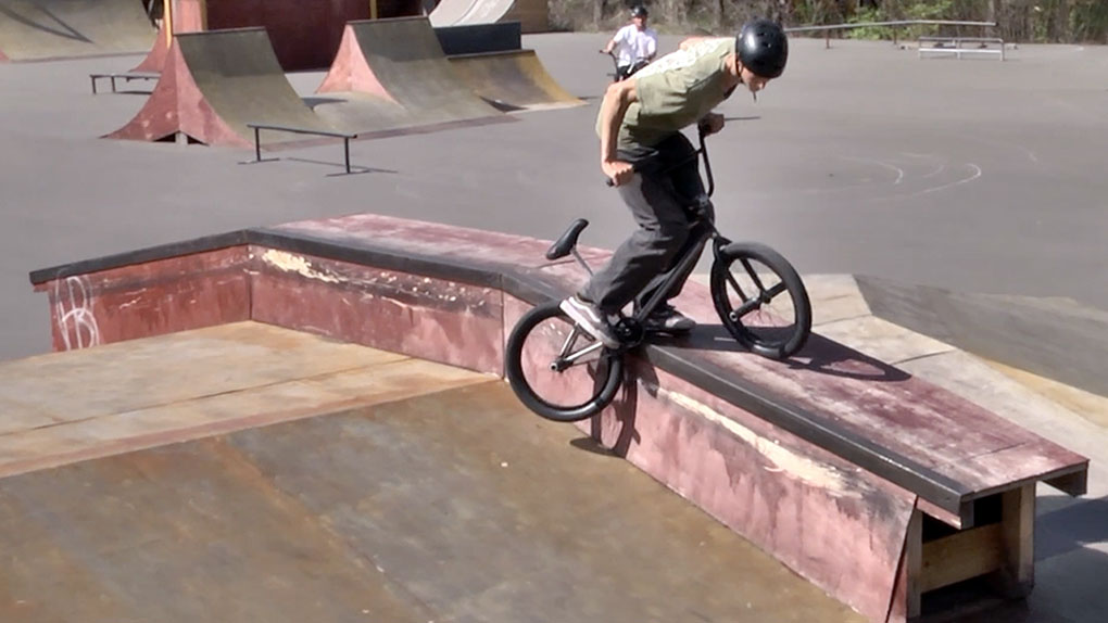 Paul Poser hat seine neue Kamera an und mit seinen Tacheles-Homies im Mellowpark getestet. Das Ergebnis kann sich durchaus sehen lassen!