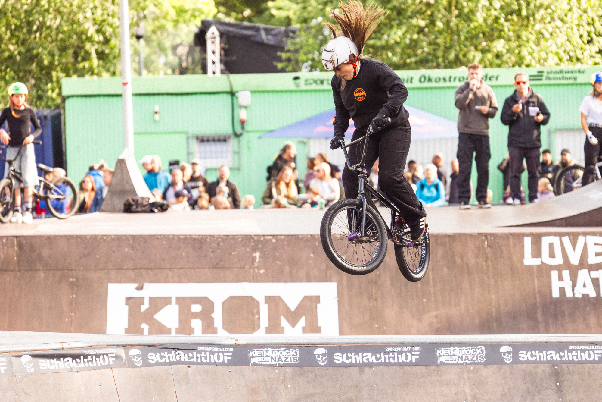 Lokalwissen: Die Sportpiratin Ceyla Hatimi macht als einzige Starterin 360s über die Spine