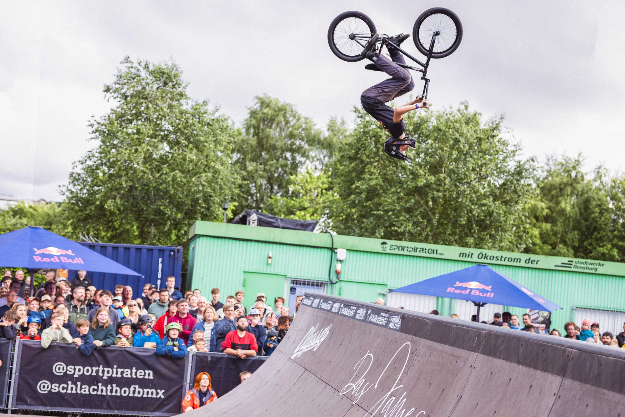 Die Minirampenspine im Schlachthof Flensburg flippen nicht viele Fahrer. Kein Wunder, dass Ding ist ja auch verdammt steil. Joris Heinemann haut den Looping trotzdem raus. Wenn der junge Mann so weiter macht, muss er Pro fahren, bevor er volljährig ist!