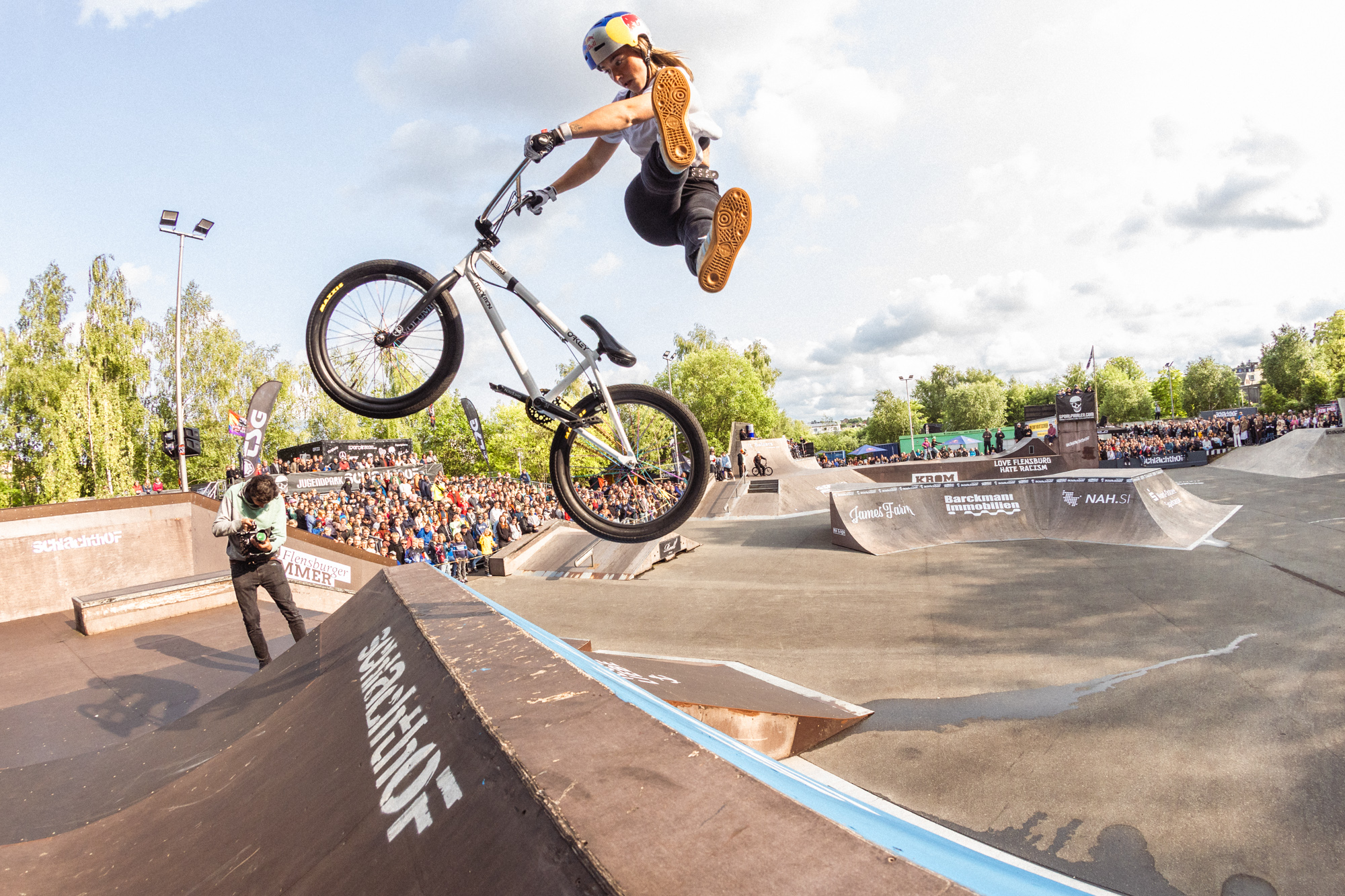 Lara Lessmann macht vor, wie ein No Footed Can Can auszusehen hat. Platz 1 für die Red-Bull-Fahrerin