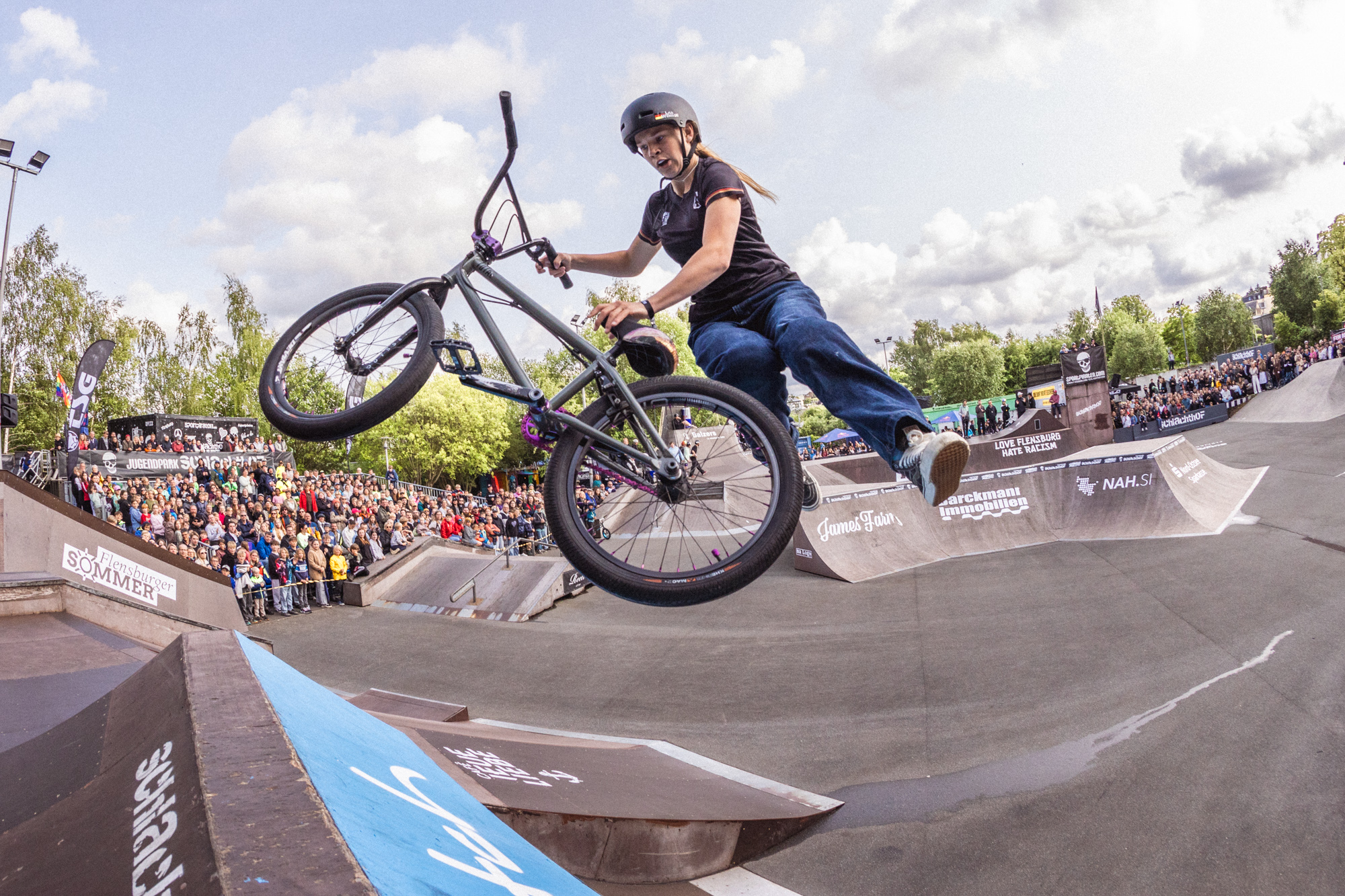 Es gibt nur wenige Mädchen, die diesen Trick beherrschen: Indian Seatgrab von Lisa Wenisch
