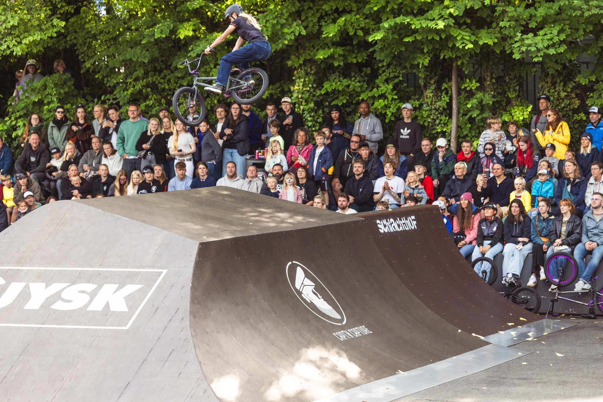 Lisa Wenisch. Tbog vor der Schattentribüne des Schlachthofs Flensburg