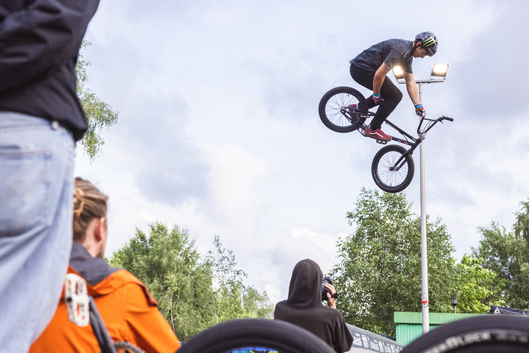 Anstatt wie alle einen Truck über die Spine zu machen, lässt Bryce Tryon lieber seiner Kreativität freien Lauf