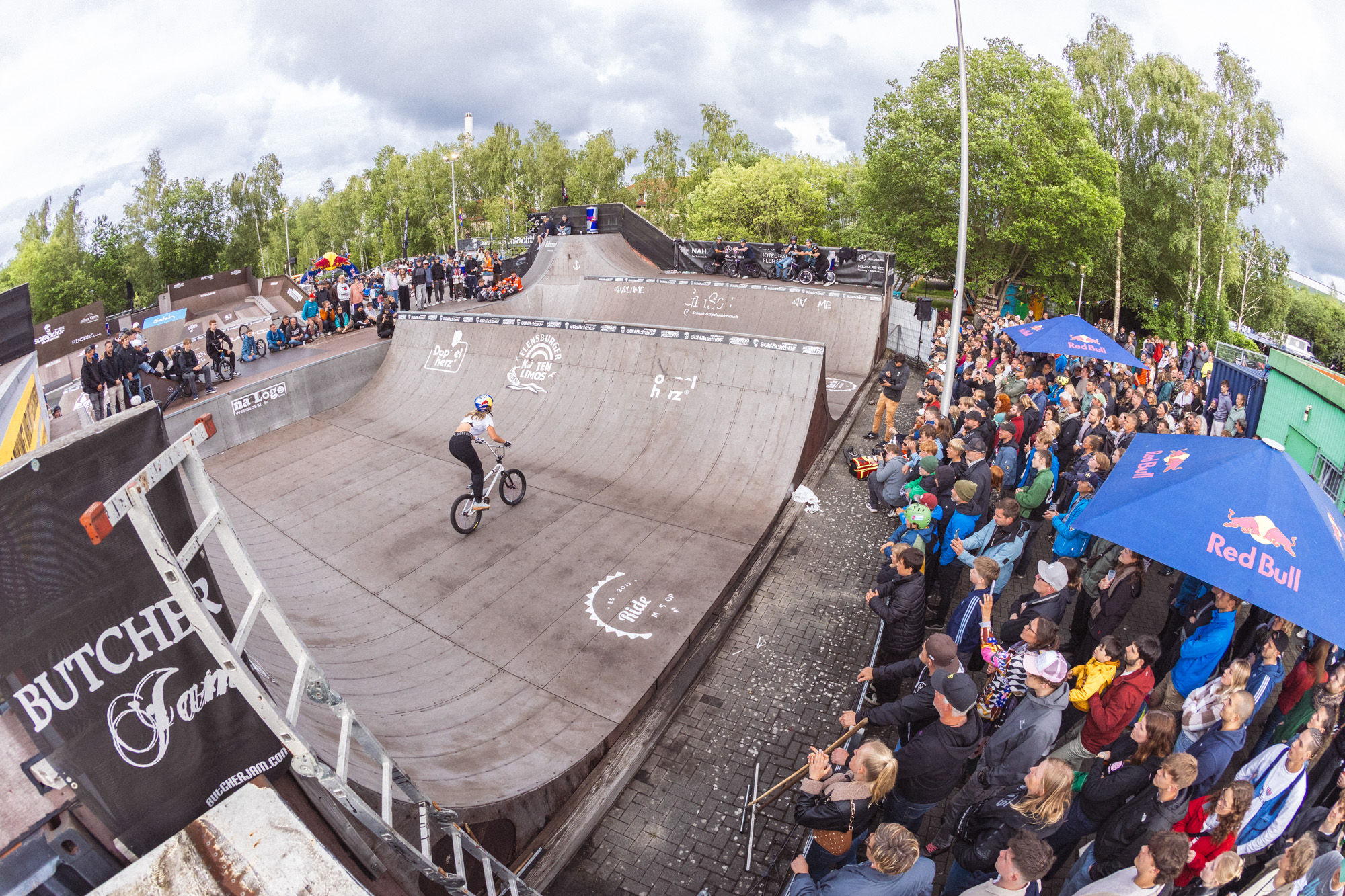 Lara Lessmann fuhr als einzige Dame bei den Pros in der Minirampe mit. Respekt!