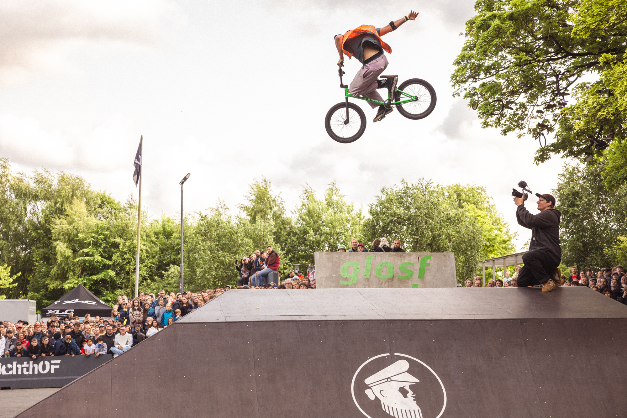 Jan Lemke ist heiß wie Frittenfett und trägt deshalb sicherheitshalber eine Warnweste