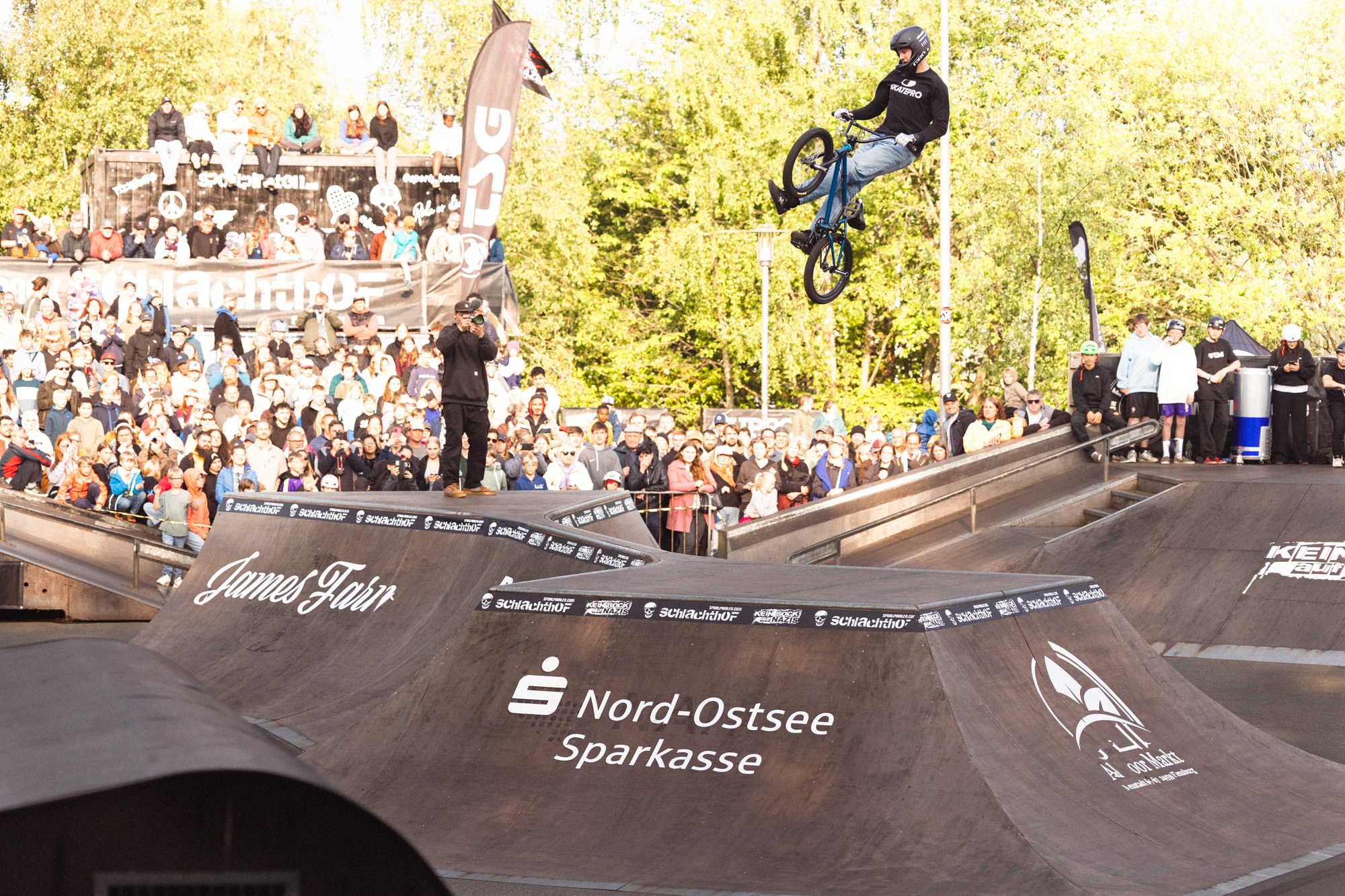 Levi, Jongen! Einen 720 Can Can über diese wirklich nicht einfach zu springende Tranny-to-Tranny-Box im Schlachthof zu wirbeln, ist verdammt frech!