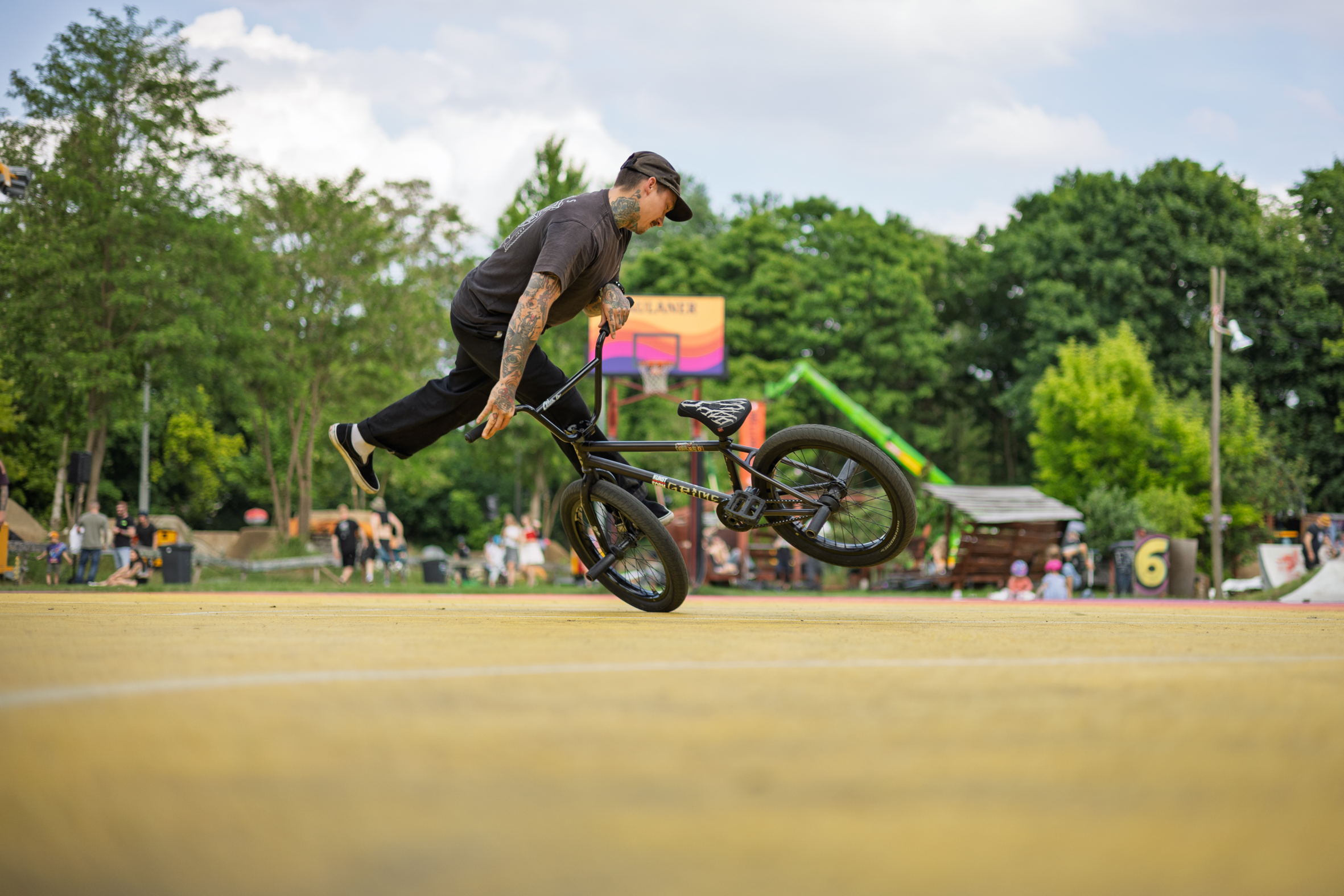Auf dem Weg zu den Trails konnte man Kevin Nikulski seine Kreise auf dem Basketballplatz drehen sehen
