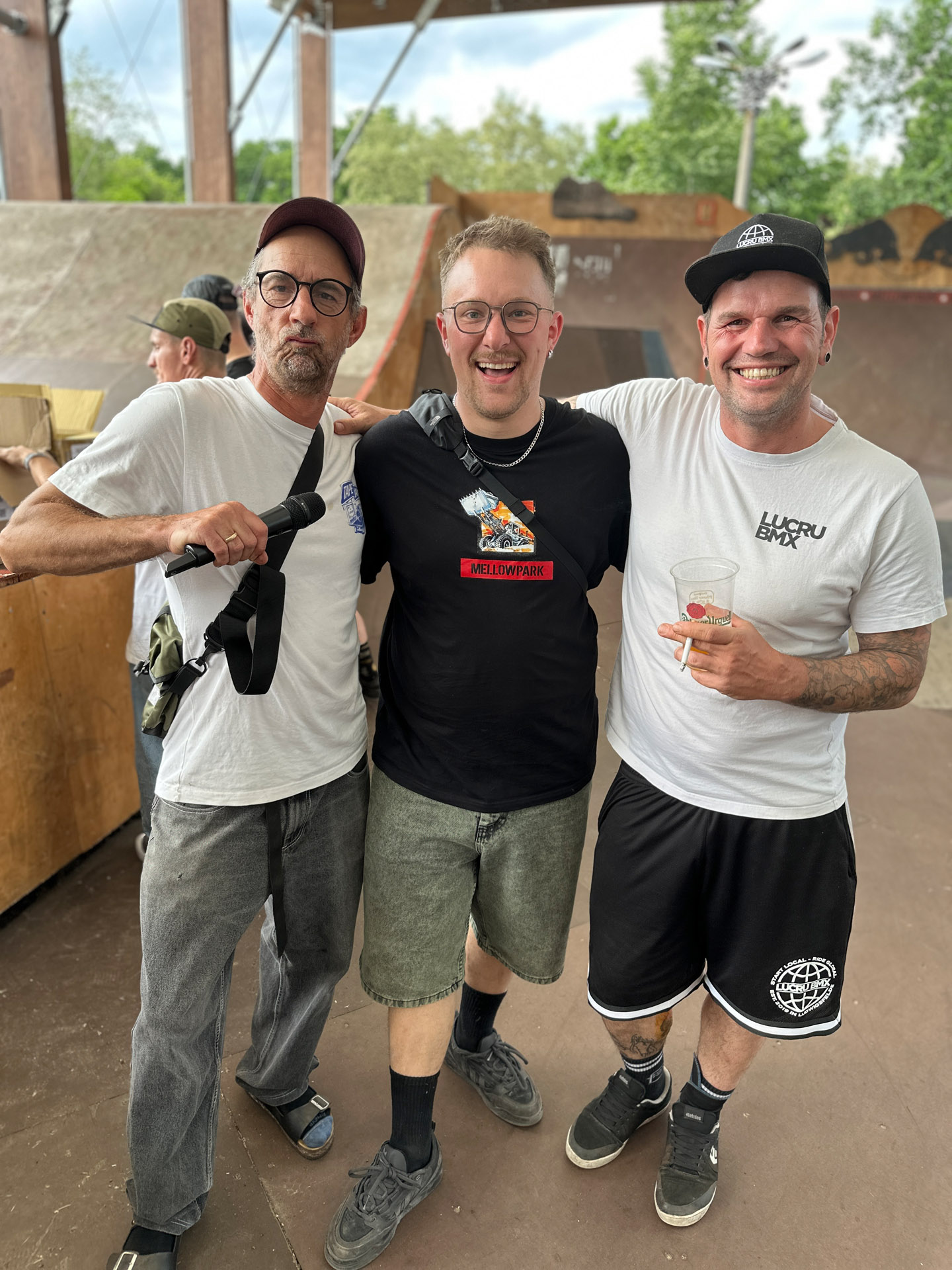 Vielen Dank an alle ehrenamtlichen Helfer:innen, die den Highway to Hill in diesem und dem letzten 24 Jahren ermöglicht haben. Stellvertretend schütteln wir an dieser Stelle den großartigen MCs (v. l.) Max Tuchtenhagen, Flocksn und Max Henning die Hände. Auf die nächsten 25! Sollte doch gelacht sein, wenn wir das nicht hinbekommen!