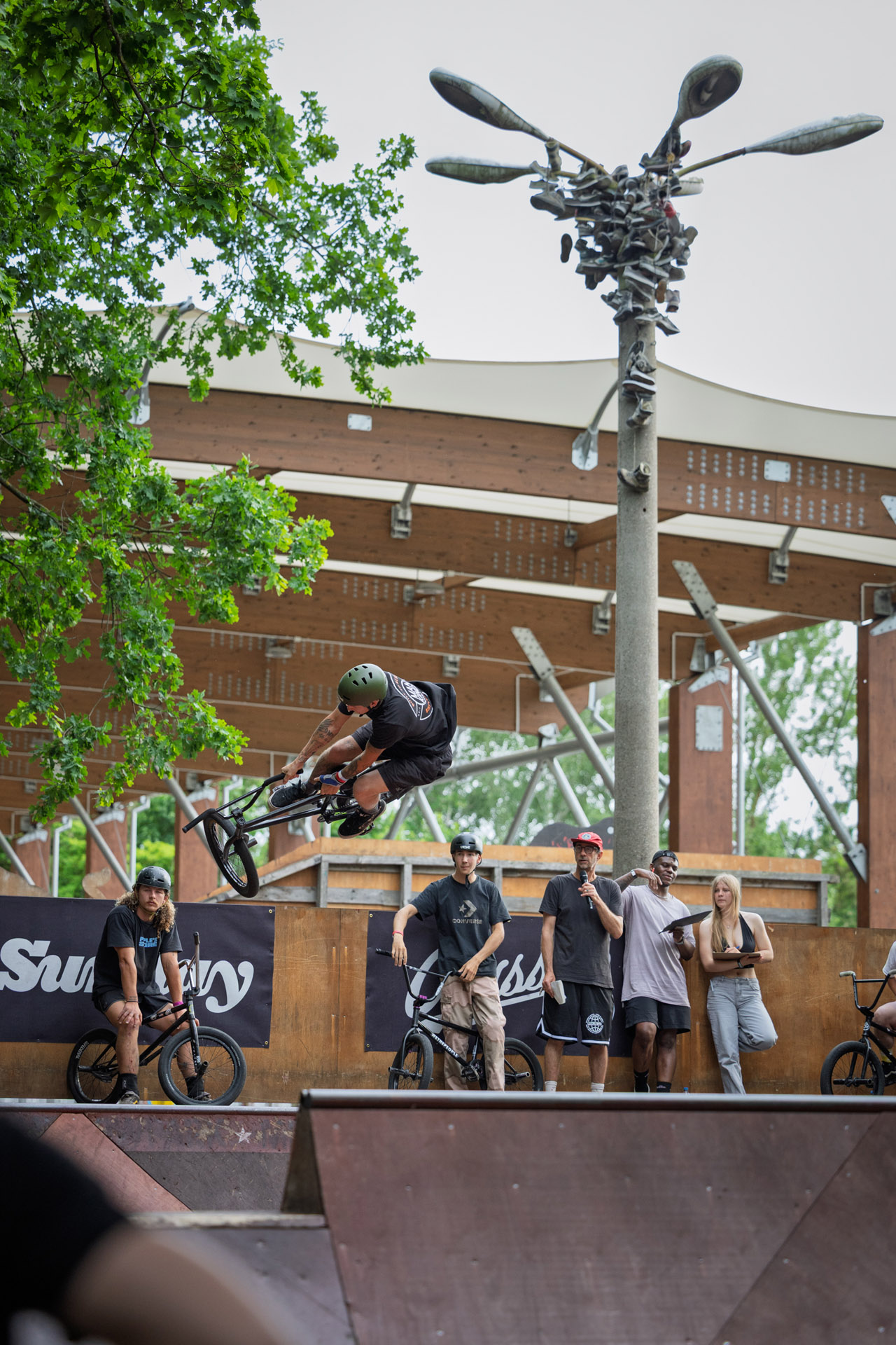 Ricky Wiese fährt Schlitten vor der berühmtesten Laterne von BMX-Deutschland