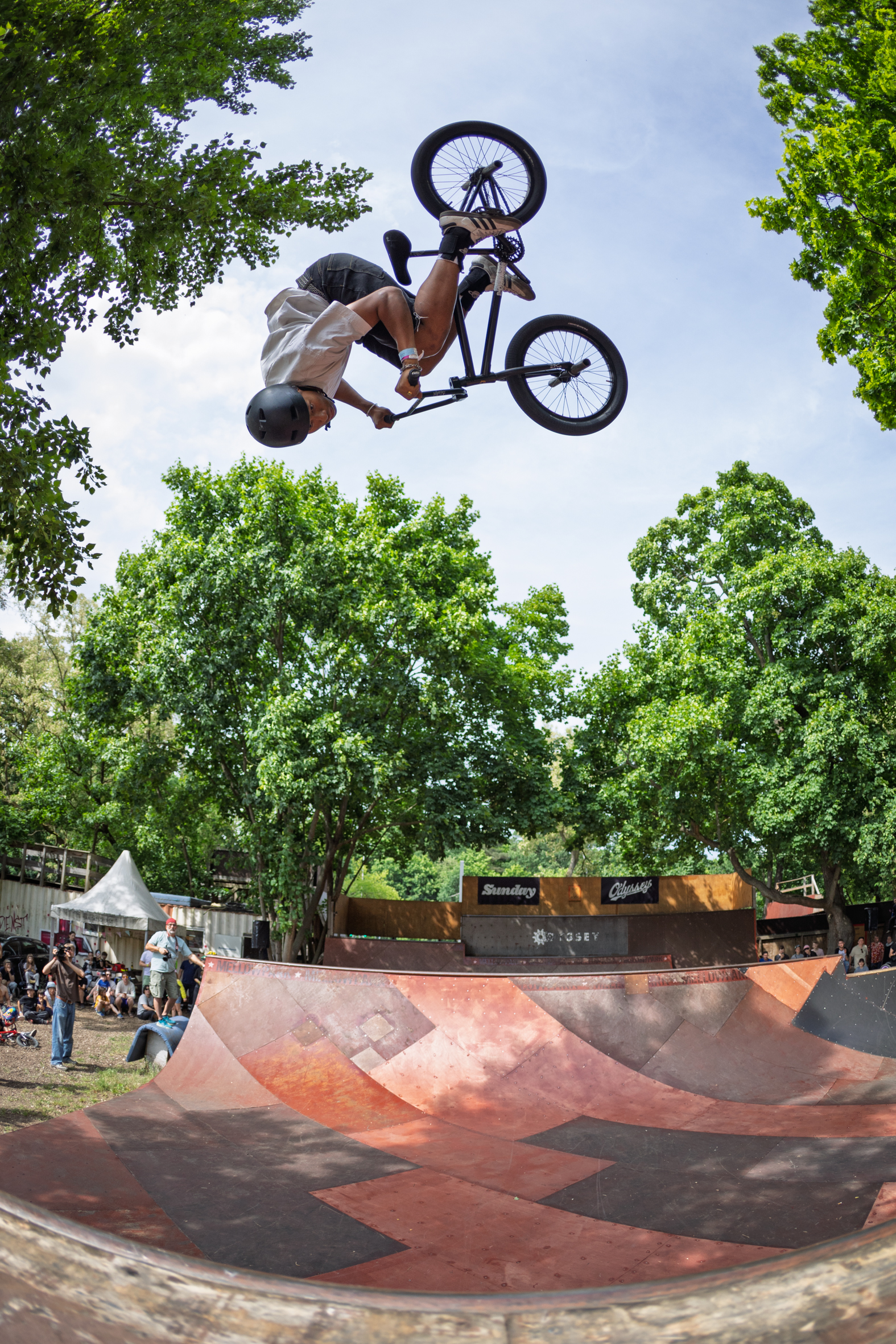 Sikharin Supanmart auf entspannt am Floaten